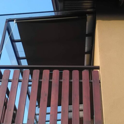 Železné balkónové zábradlí s dřevěnými latěmi