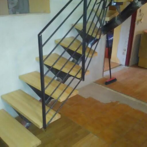 Železné točité schody do zatáčky 90° s dřevěnými nášlapy a zábradlím