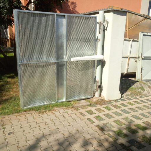 Pozinkovaná dvoukřídlá brána s elektrickým pohonem