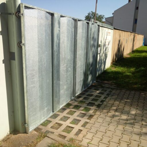Pozinkovaná dvoukřídlá brána s elektrickým pohonem