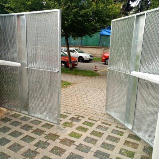 Pozinkovaná dvoukřídlá brána s elektrickým pohonem