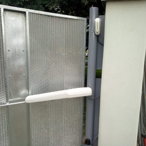 Pozinkovaná dvoukřídlá brána s elektrickým pohonem