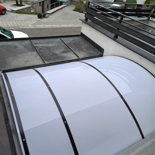 Zaoblený nerezový přístřešek