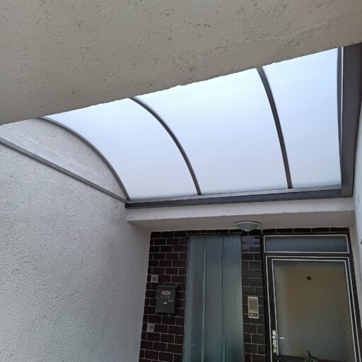 Zaoblený nerezový přístřešek