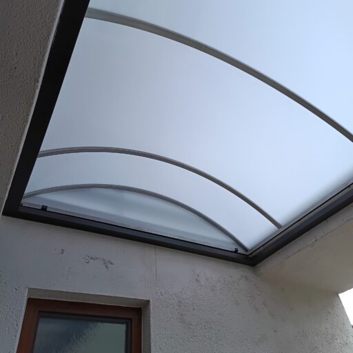 Zaoblený nerezový přístřešek